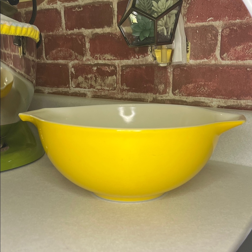 442 yellow Pyrex Cinderella bowl